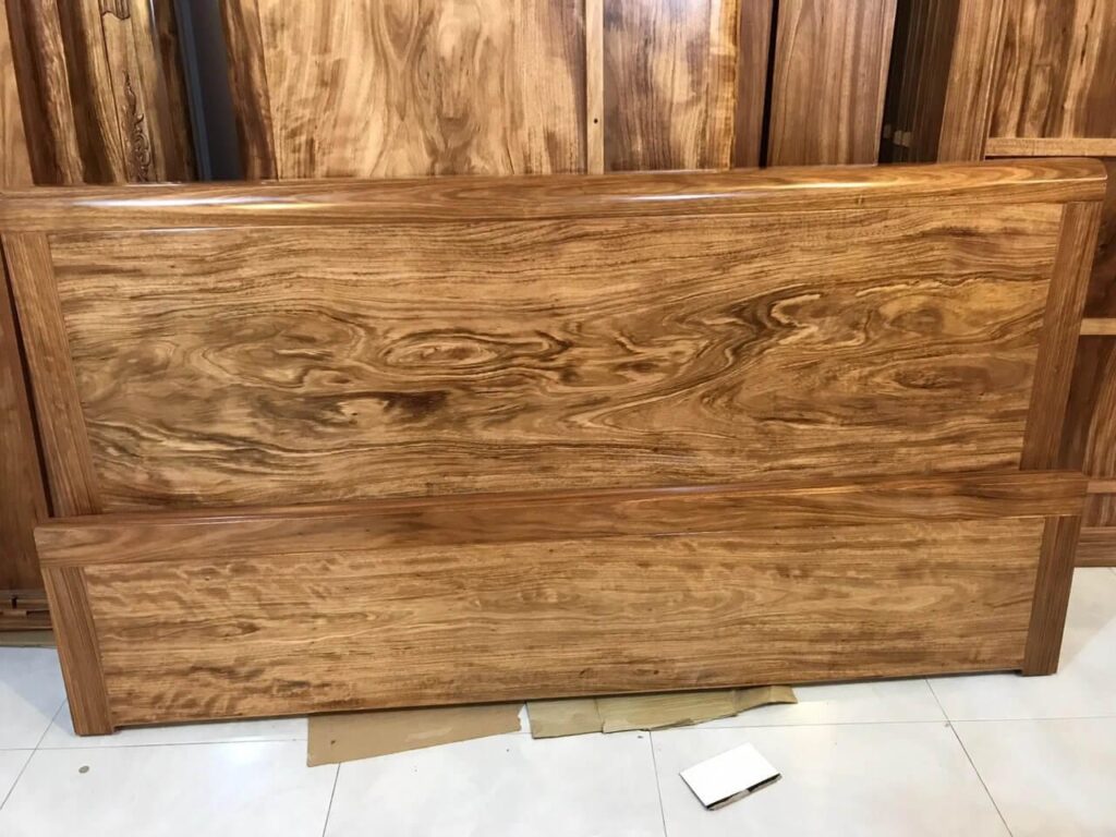 Màu nâu xám với vân gỗ cuộn xoáy là đặc trưng của gỗ hương xám (Nguồn: sưu tầm)