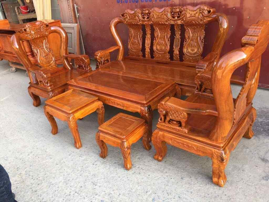 Bộ bàn ghế phòng khách được làm bằng gỗ lim đỏ cao cấp (Nguồn: sưu tầm)