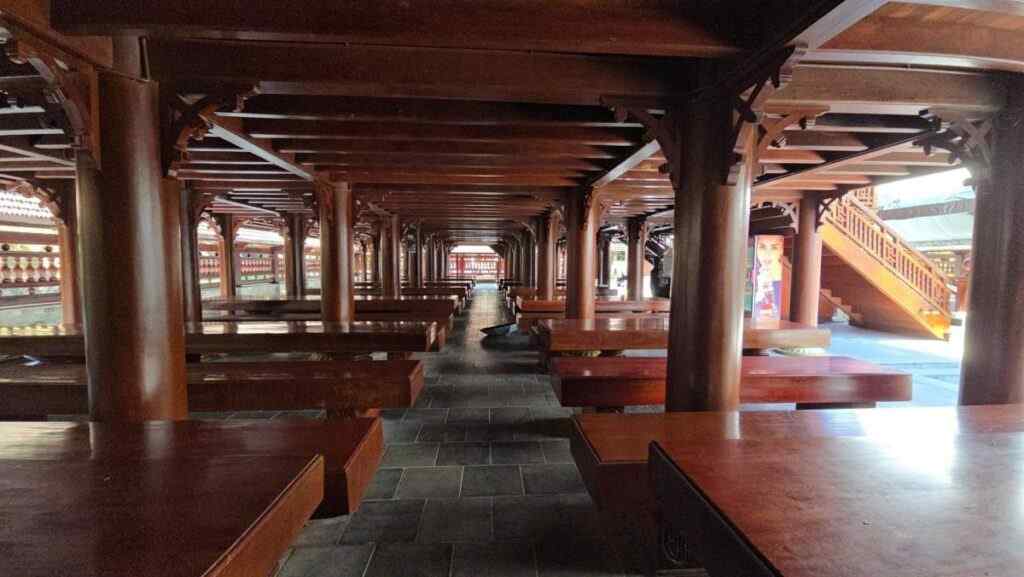 Gỗ lim được làm cột trụ cho không gian chùa chiền (Nguồn: sưu tầm)