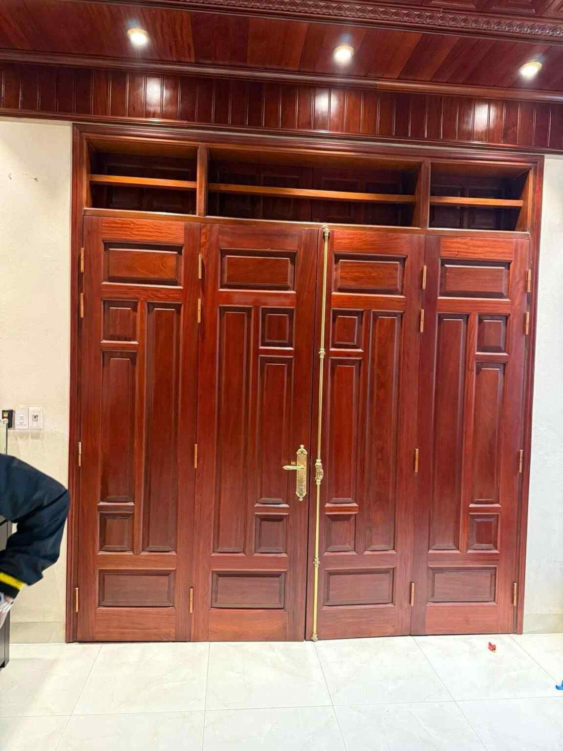 Cửa nhà được làm bằng gỗ lim tạo ấn tượng cho cái nhìn đầu tiên (Nguồn: sưu tầm)