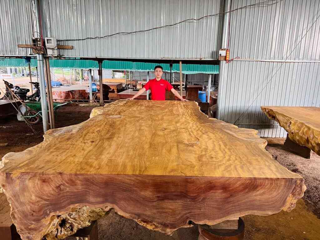 Bàn gỗ lim nguyên khối không mài hai bên tạo cảm giác bề thế, sang trọng (Nguồn: sưu tầm)