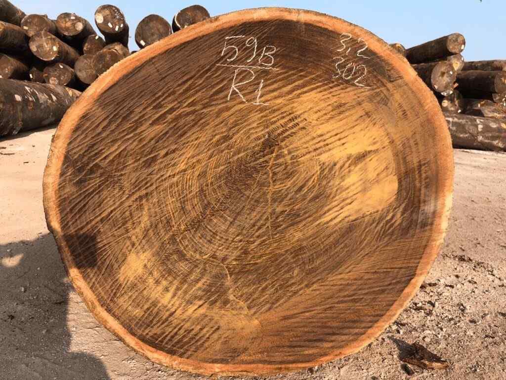 Gỗ lim xẹt với tông màu nâu vàng đặc trưng, bề mặt gỗ mịn (Nguồn: sưu tầm)