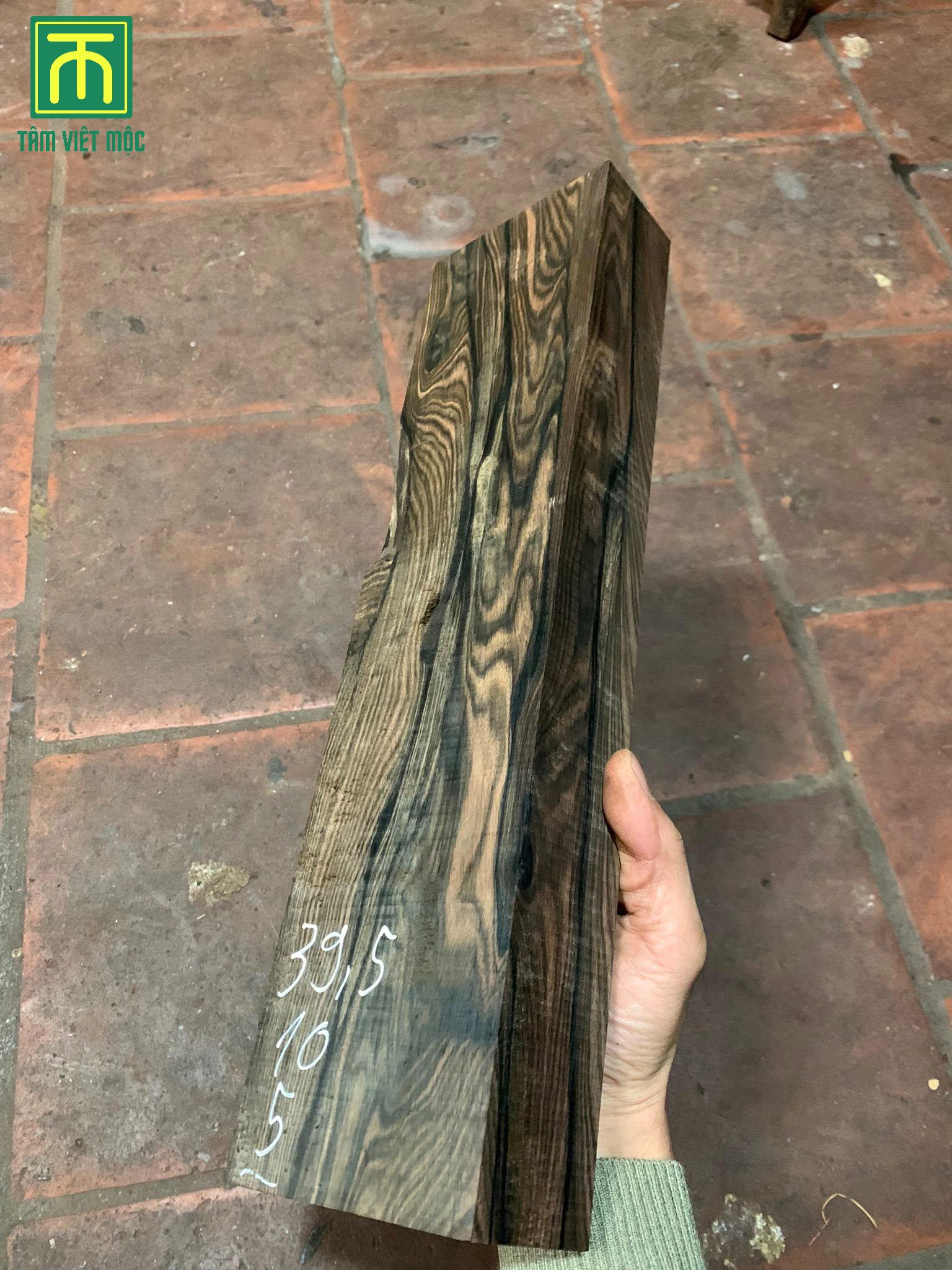 Gỗ mun hoa có đường vân màu đen đan xen lẫn lộn