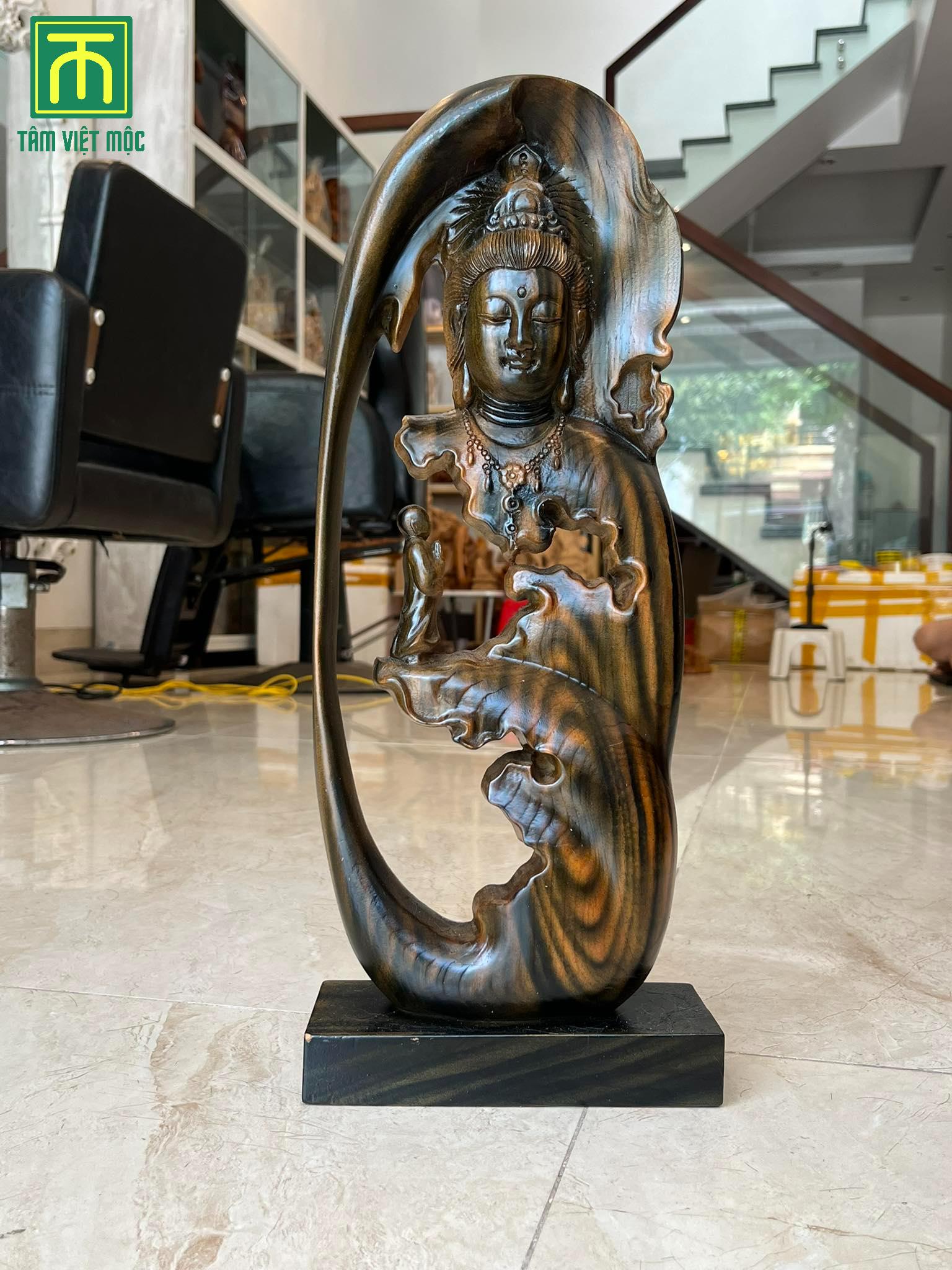 Gỗ mun đuôi công có đường vân sắc nét, dầy và đều nhau