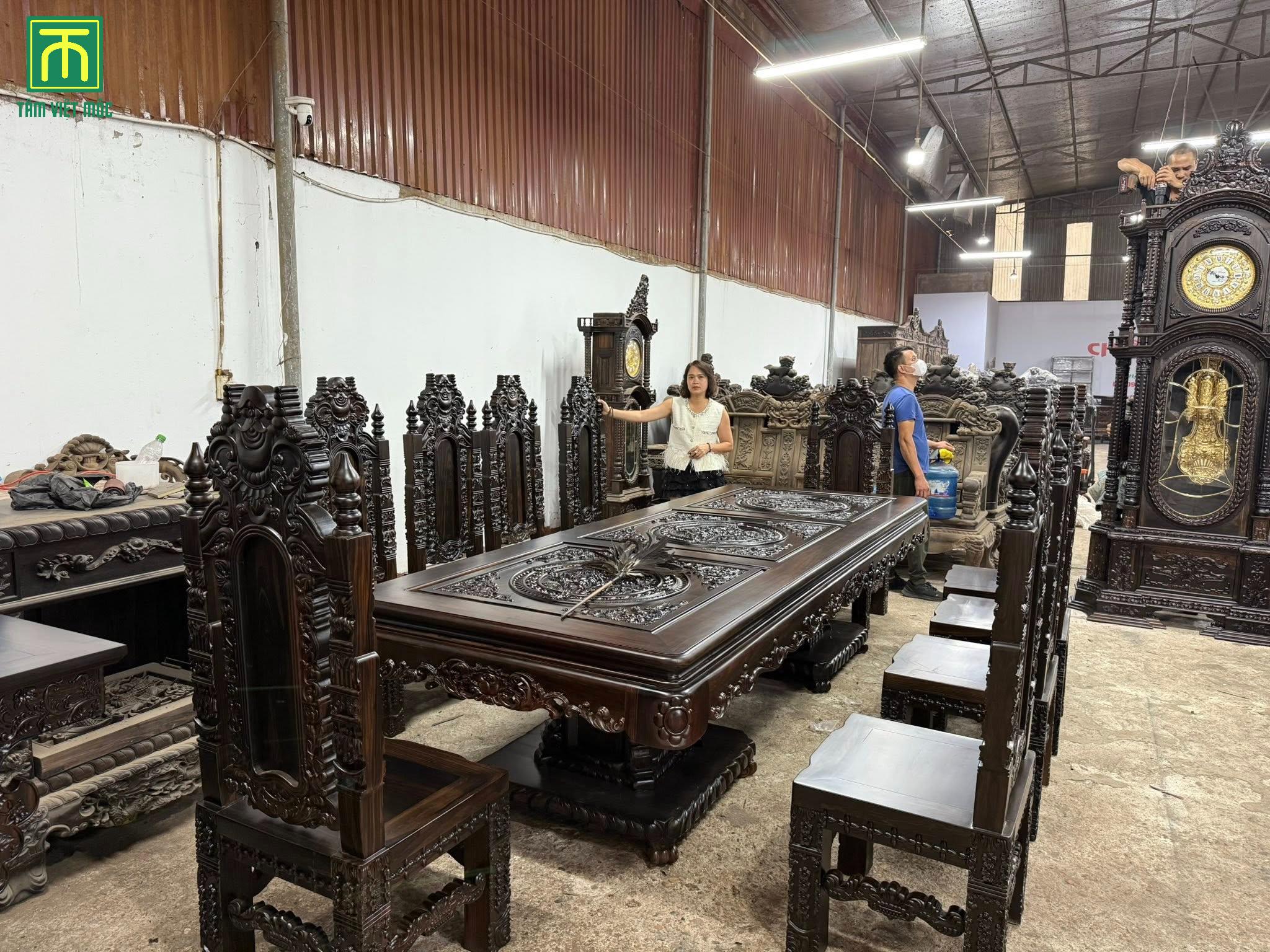 Bộ ghế làm từ gỗ mun với màu đen sang trọng