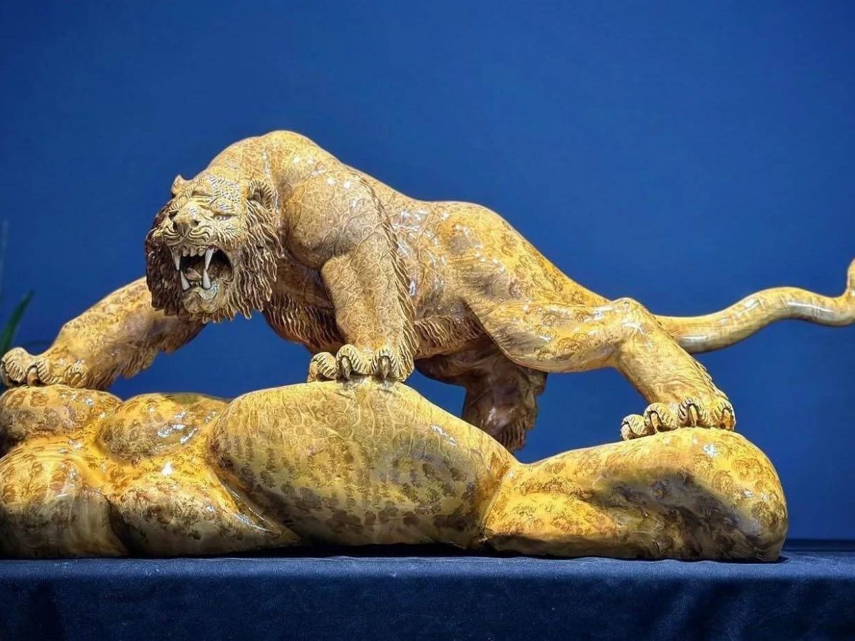 Tượng con báo làm từ gỗ nu kháo với vân đốm ấn tượng (Nguồn: Sưu tầm)