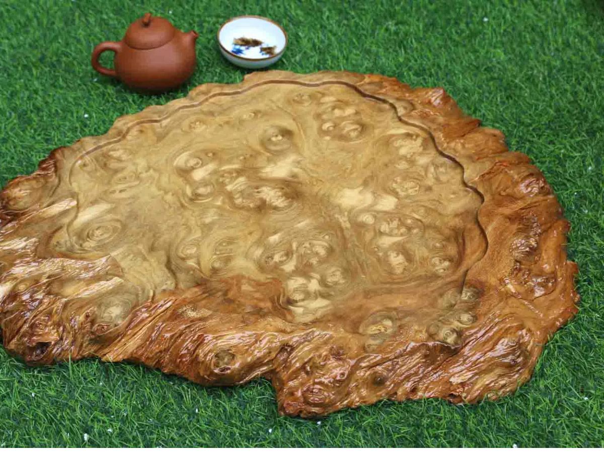 Gỗ nu nghiến thường có màu nâu sẫm hoặc vàng đậm (Nguồn: Sưu tầm)