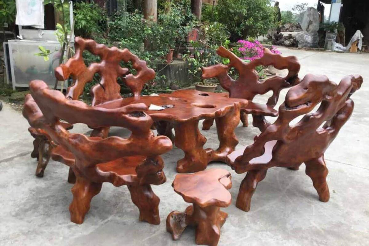 Bộ bàn ghế trà phòng khách được làm từ chất liệu gỗ xá xị (Nguồn: sưu tầm)