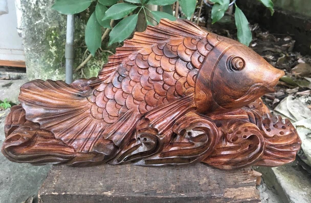 Chế tác đồ phong thủy hình cá chép bằng chất liệu gỗ xá xị (Nguồn: sưu tầm)