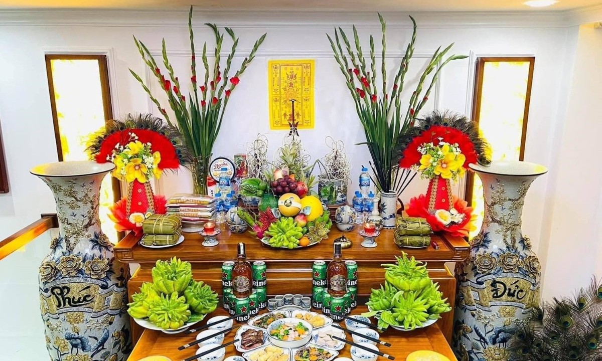 Cách bày bàn thờ gia tiên với ngai thờ đặt chính giữa