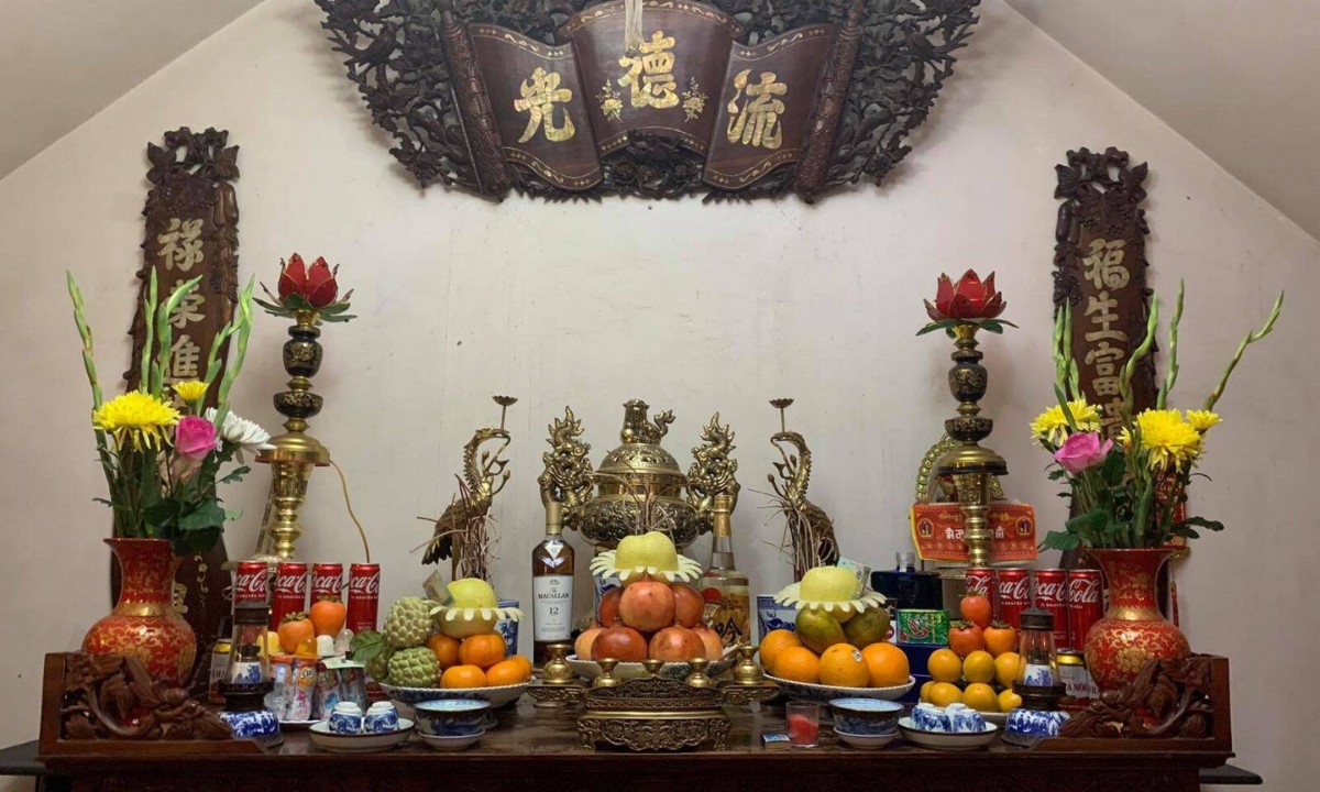 Trang trí bàn thờ gia tiên bằng đèn