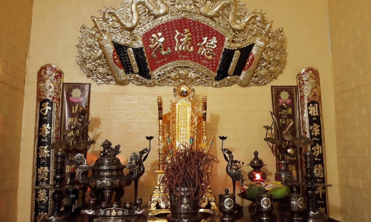 Bố trí ánh sáng trong phòng thờ hài hòa để tạo cảm giác ấm cúng