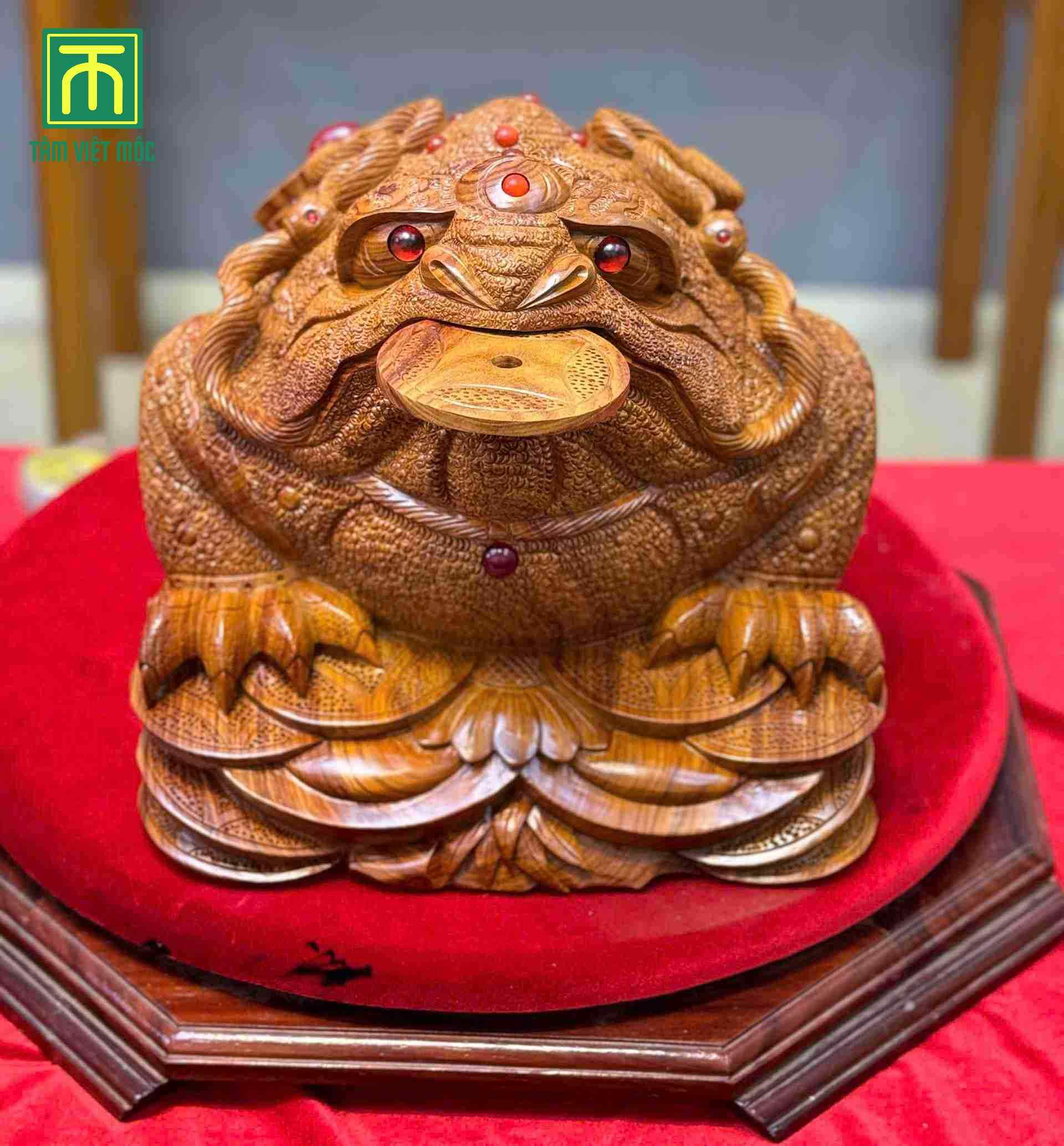 Đặt cóc ngậm tiền đối diện với cửa chính