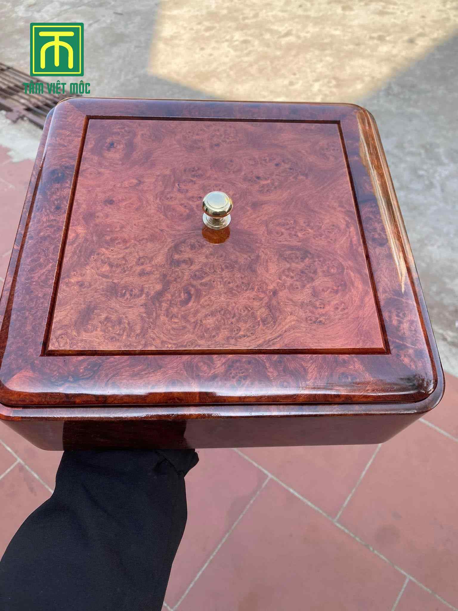 Mẫu khay đựng bánh kẹo hình vuông chất liệu gỗ nu hương