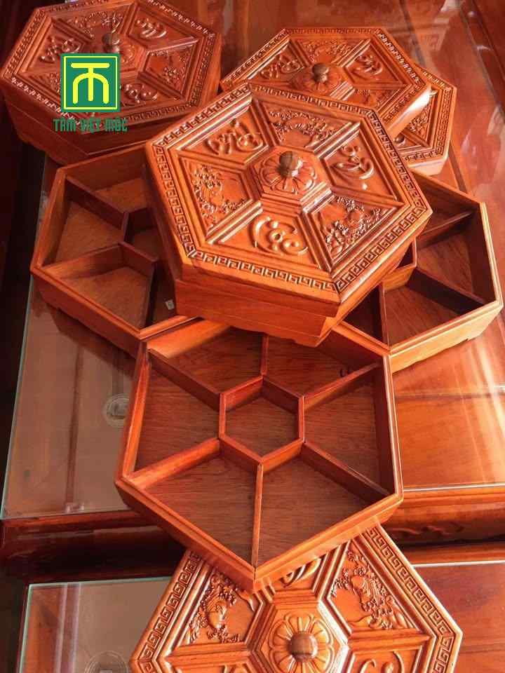 Khay đựng mứt có 7 ngăn rộng rãi